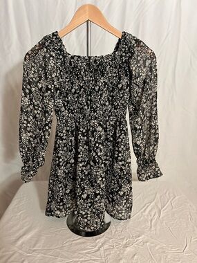 Black & White Floral Smocked Long Sleeve Mini Dress Size 6/8 M